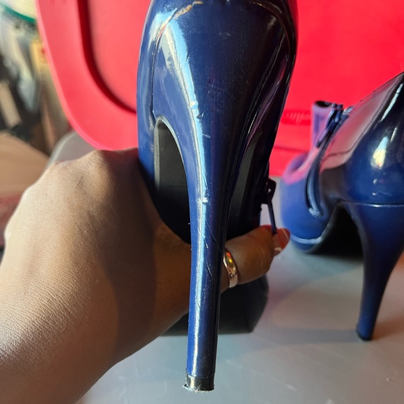 A sexy, blue, patent leather ankle bootie w/a 4 inch heel & side zippers. - Picture 2 of 4